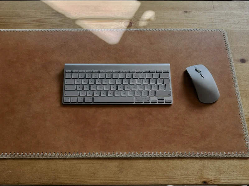 Tappetino in feltro e pelle con cuciture, tastiera sottile e mouse