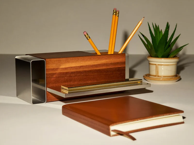 Organizer modulare in acciaio e noce con matite, righello e quaderno